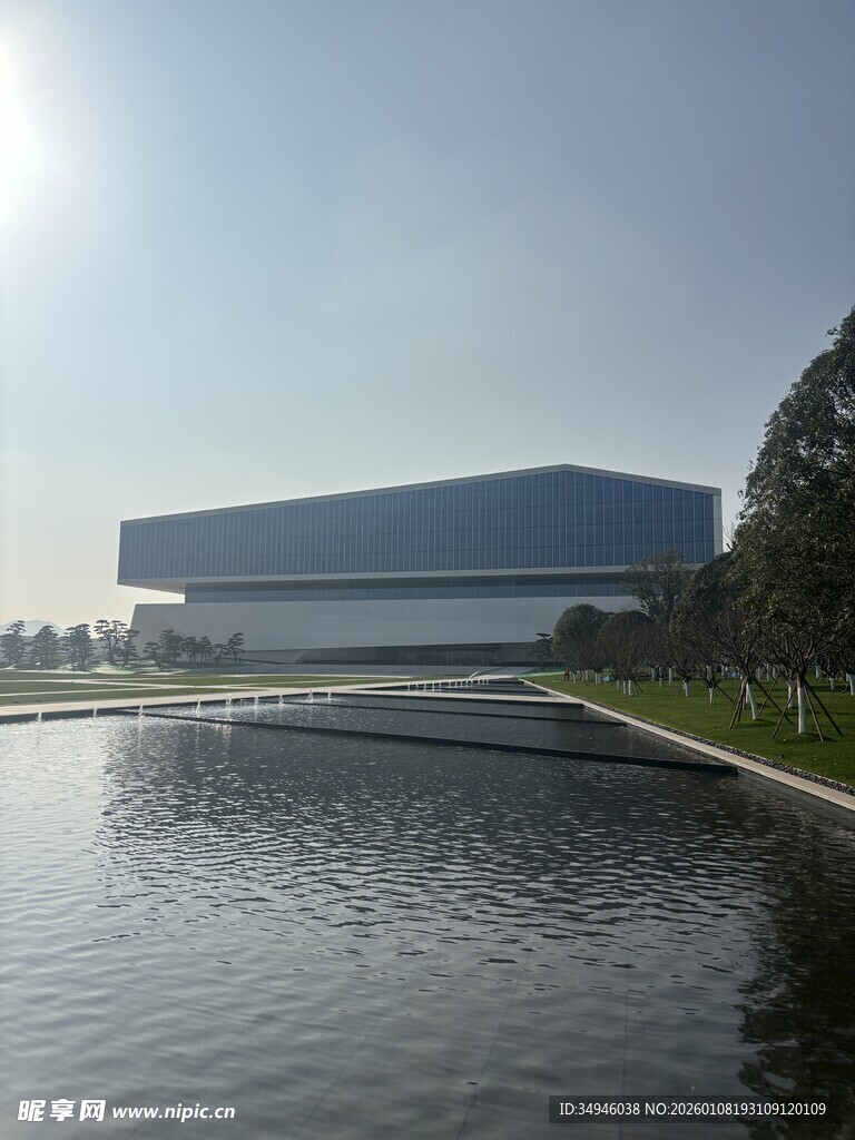 现代建筑旁的宁静水景