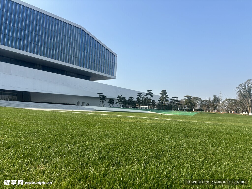 现代建筑前的翠绿草坪