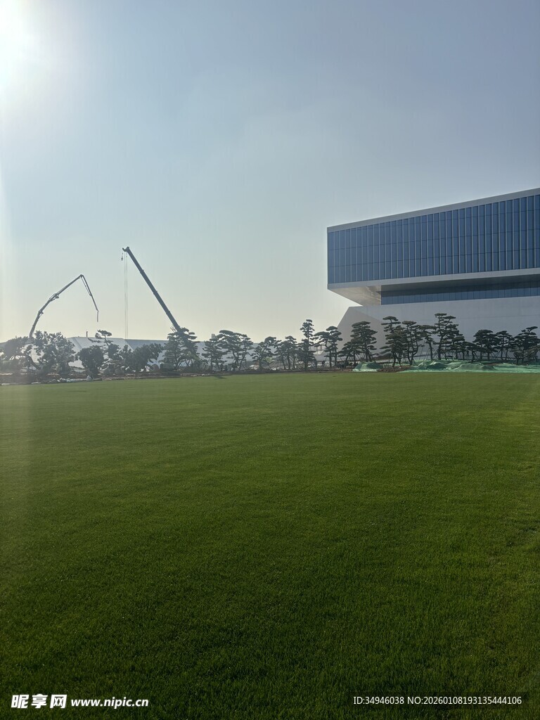 户外开阔草地与现代建筑