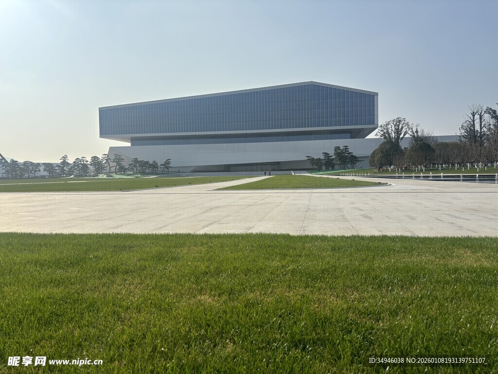 现代建筑前的大片绿地