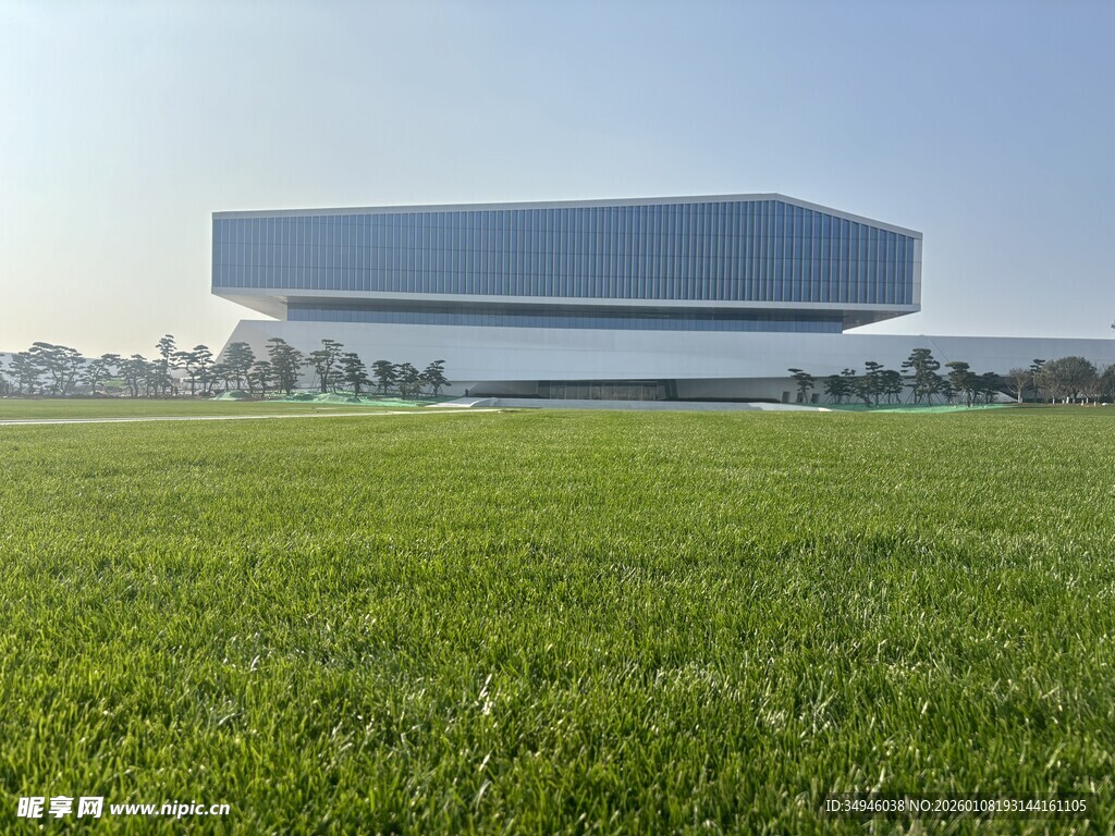 草地旁的现代建筑奇观