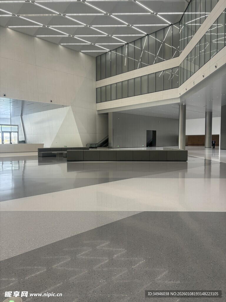 现代宽敞的室内大厅空间
