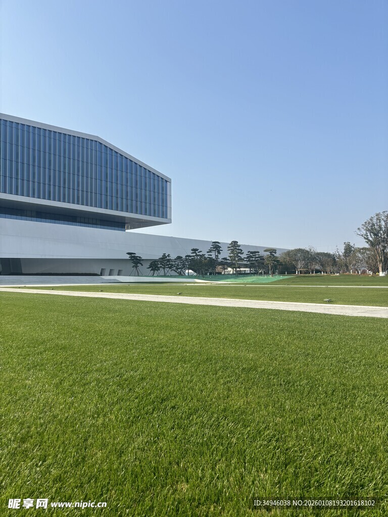 现代建筑旁的大片绿茵草地