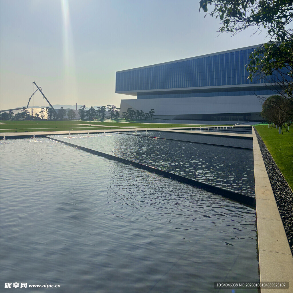 现代建筑旁的宁静水景