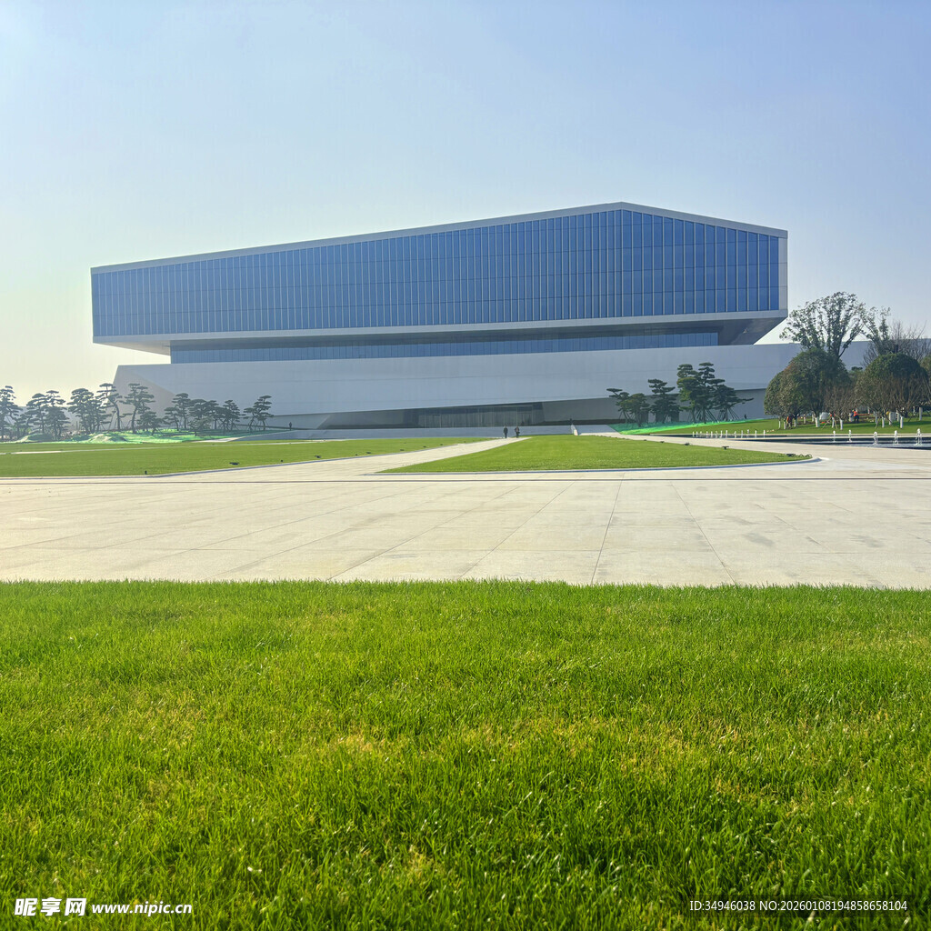 现代建筑旁的翠绿草坪