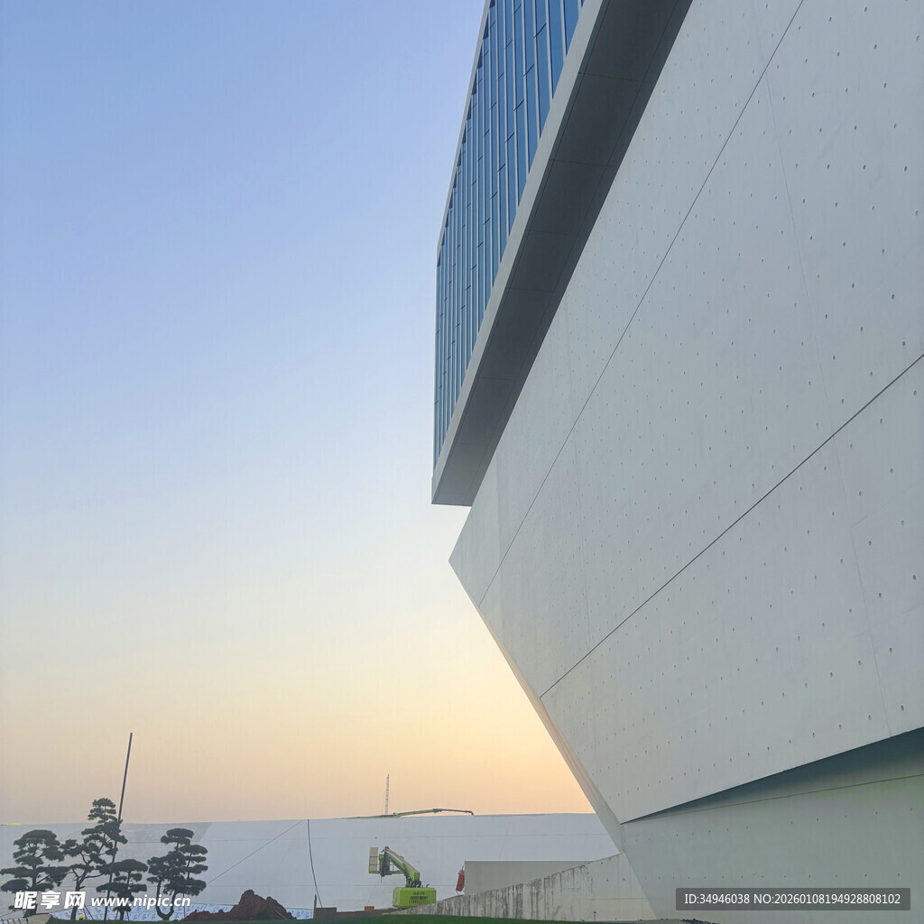 现代建筑与远处景观