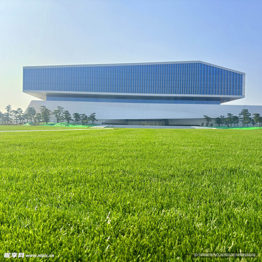 绿草如茵前的现代建筑