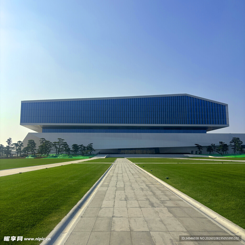 现代建筑前的开阔景观道