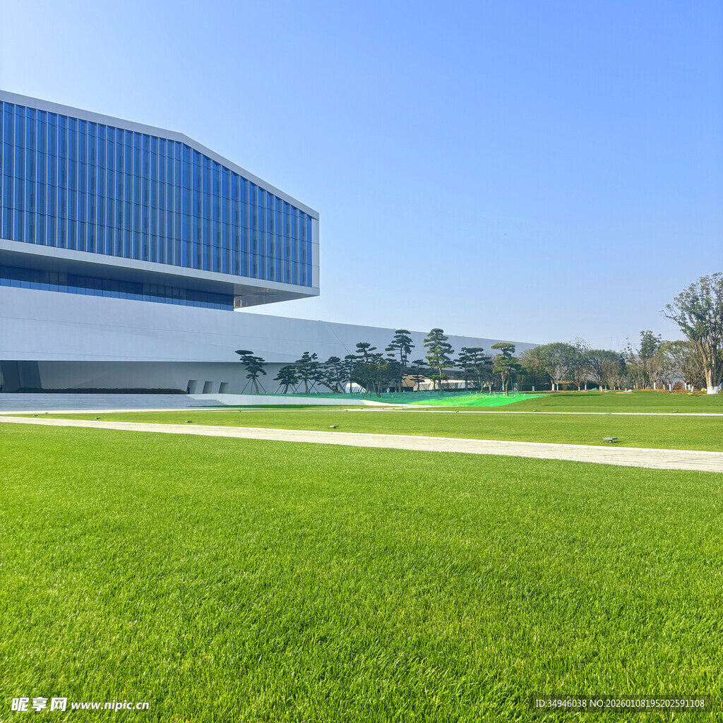 现代建筑旁的翠绿草坪