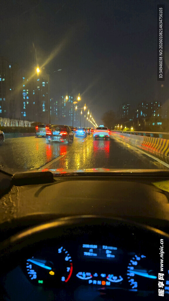 夜间车内视角的城市道路