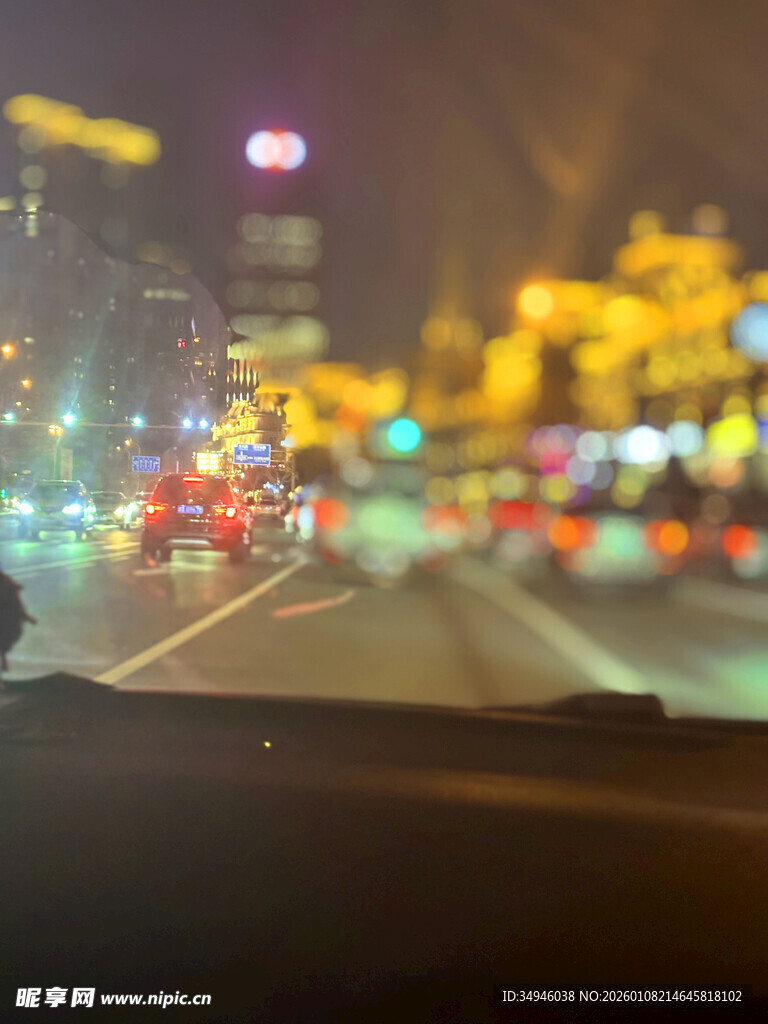 雨夜车内视角的城市街景