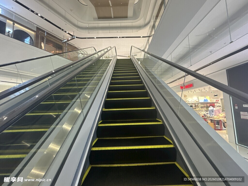 商场内的自动扶梯