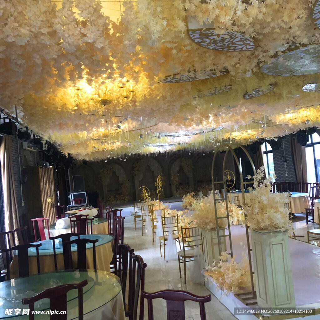 奢华水晶灯装饰的高雅餐厅