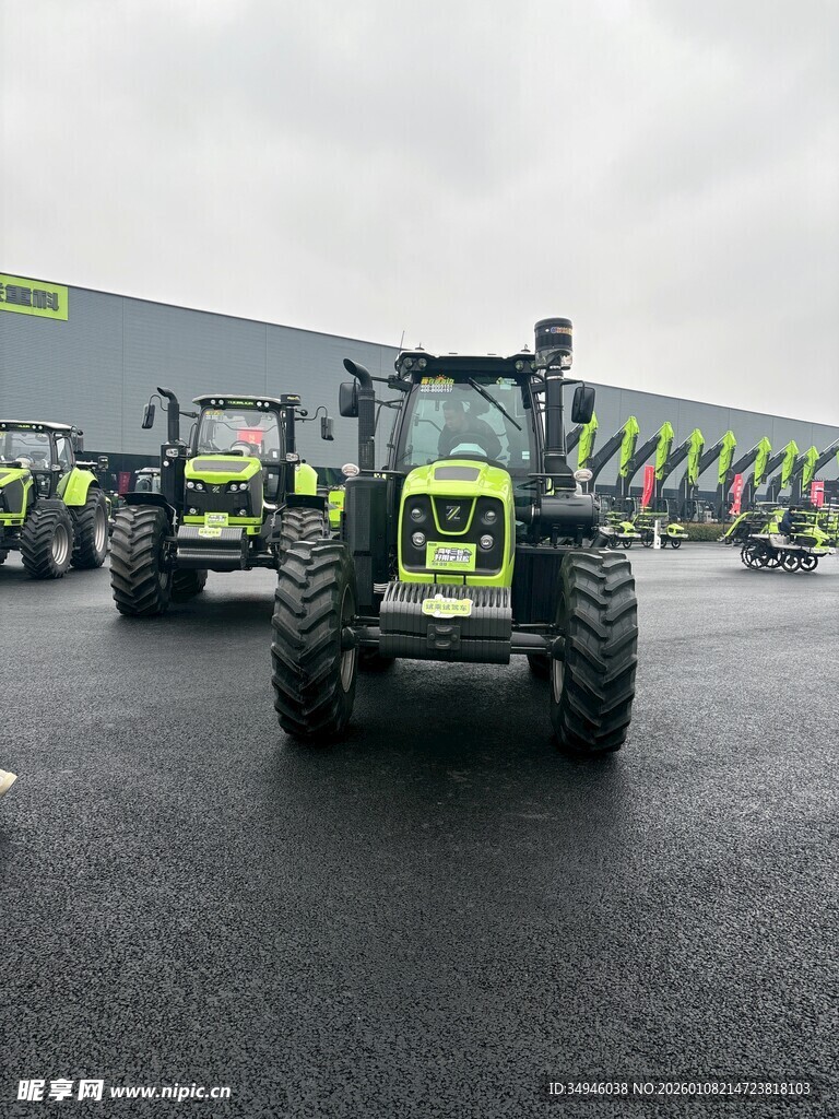 一排崭新的农用拖拉机