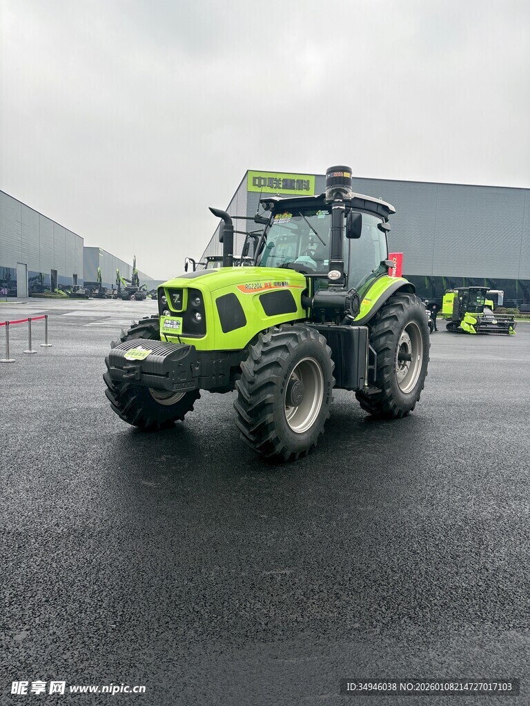 黄色农用拖拉机在路上