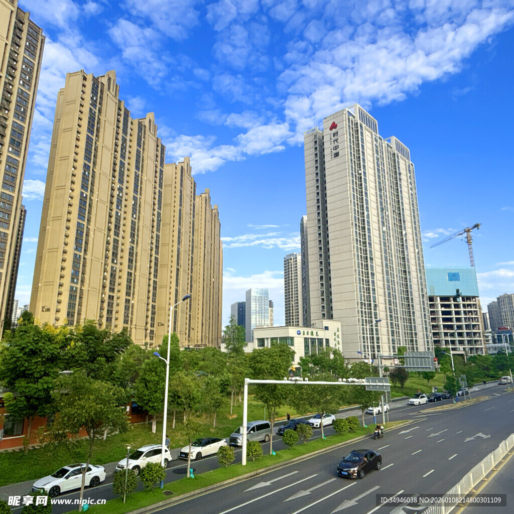 城市高楼与宽阔道路景观