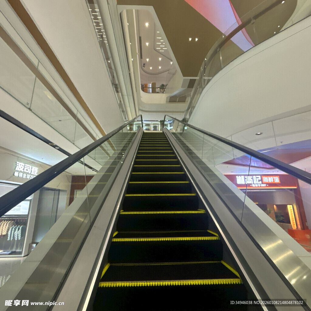 商场内的自动扶梯