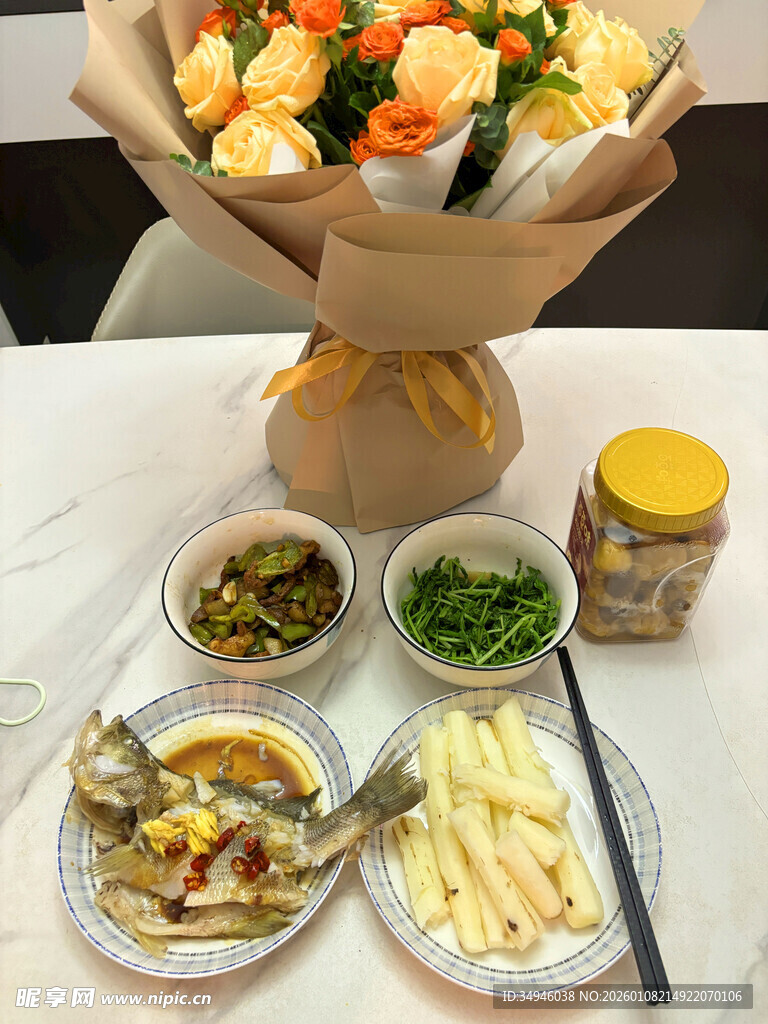 海鲜花束与多样美食