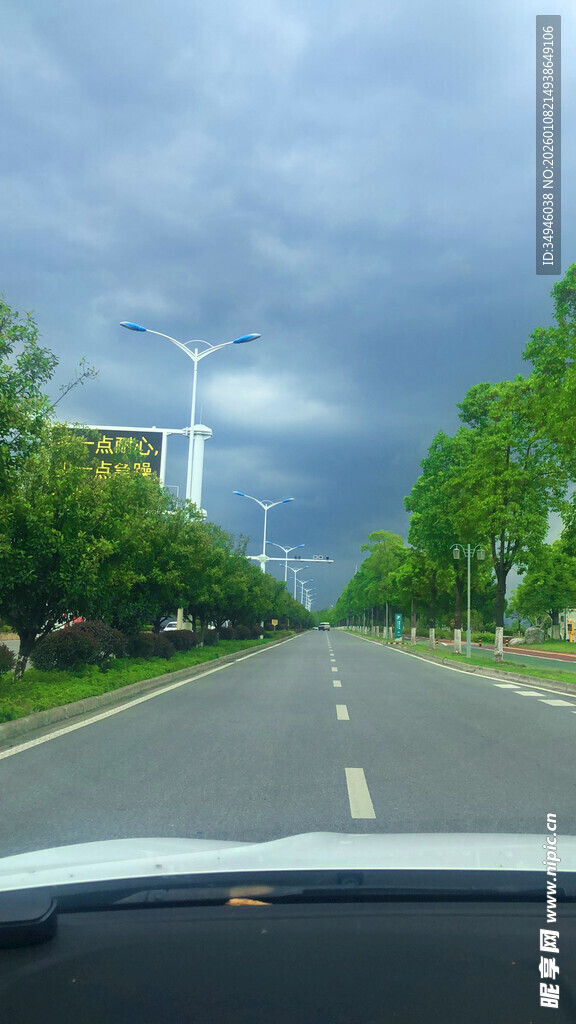 车内视角的阴沉道路景象