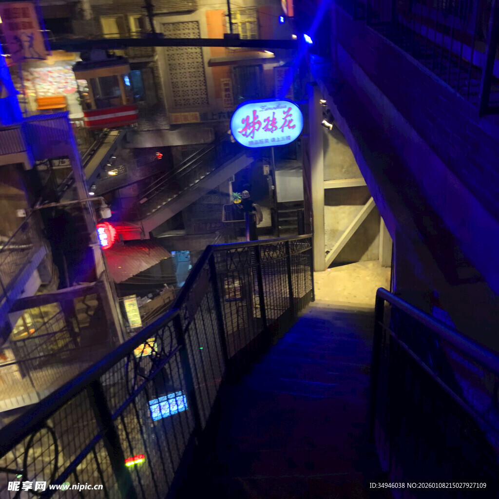 夜晚街边的霓虹小店