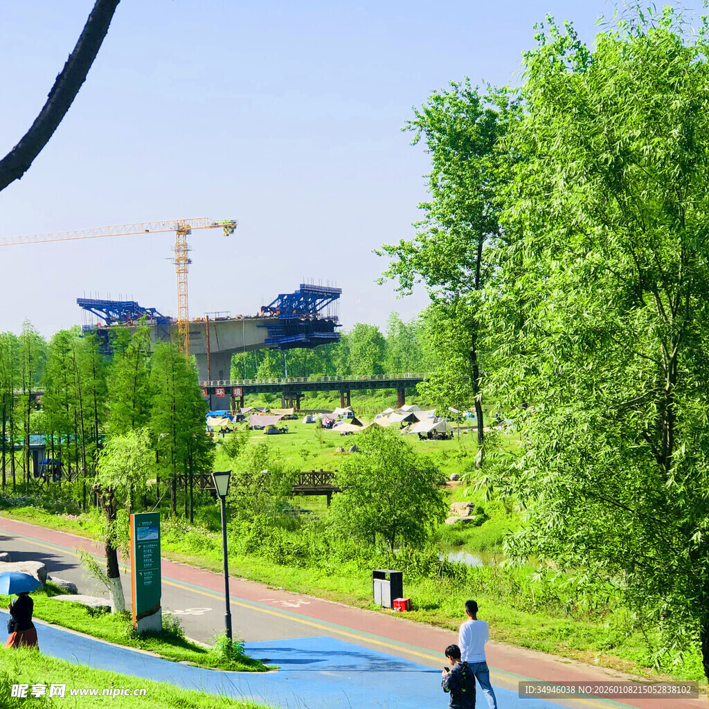 城市公园中的休闲活力场景