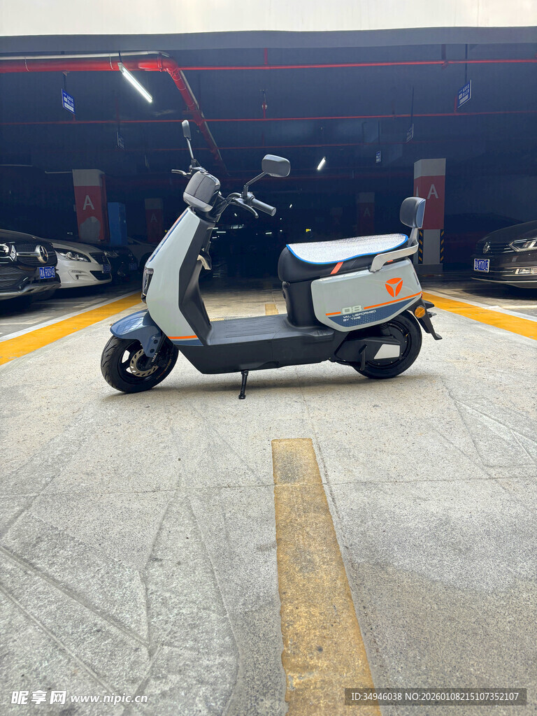 时尚电动踏板车外观展示