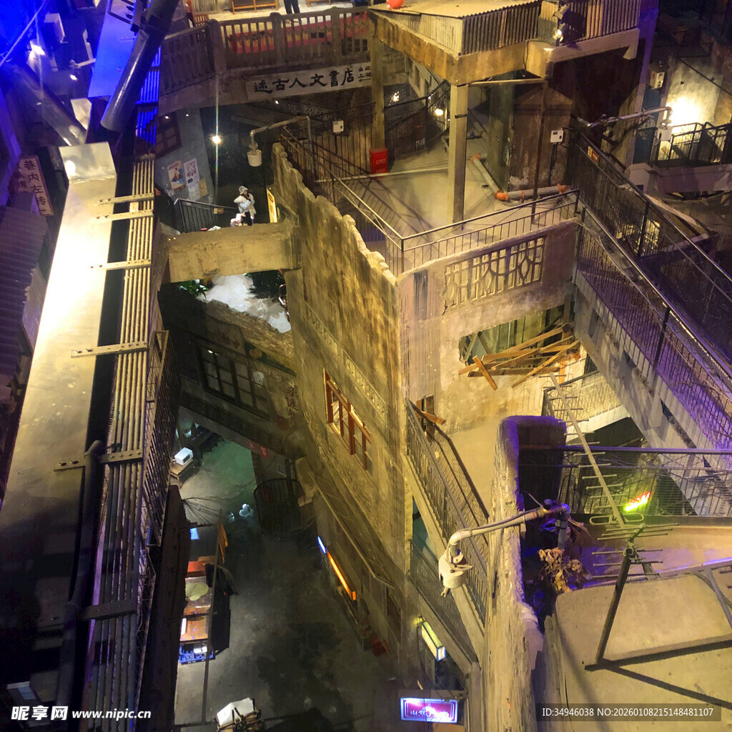 城市地下交通枢纽夜景