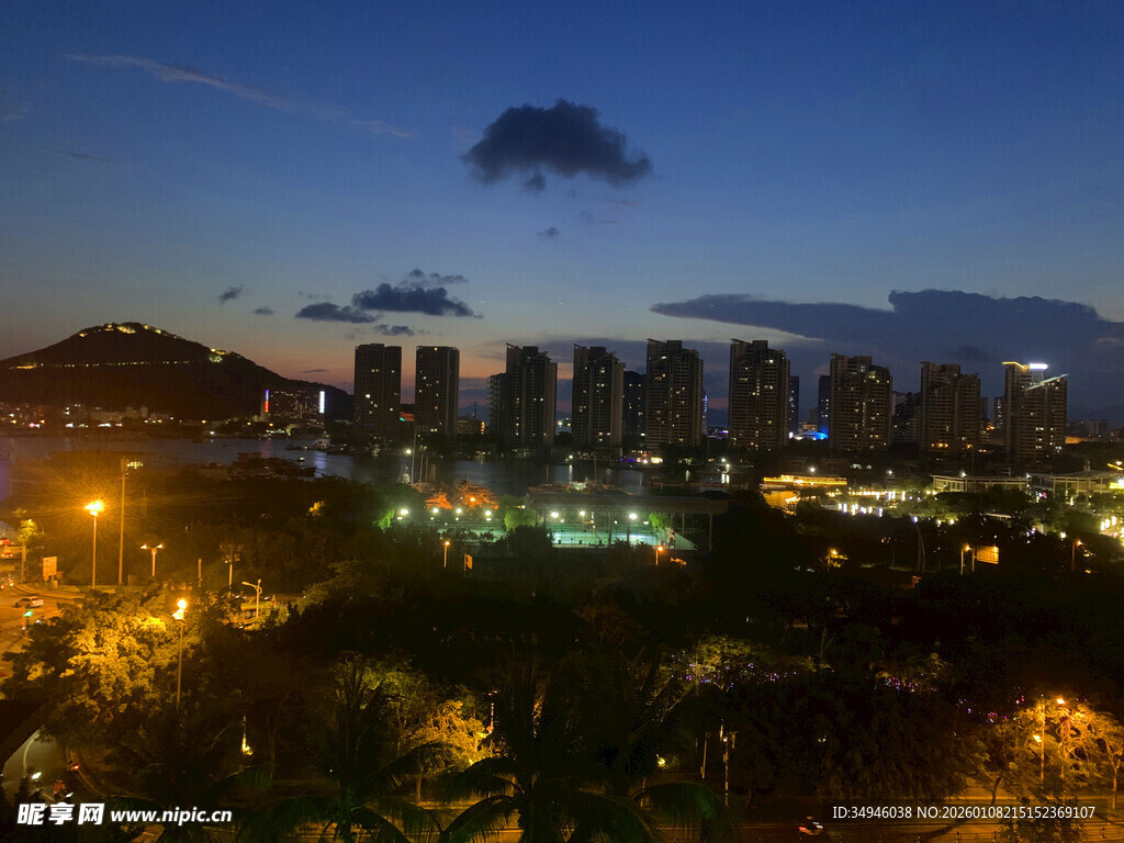 夜幕下的城市与自然景观