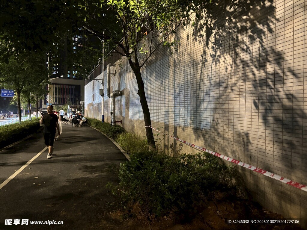 夜晚街边墙旁的静谧景象