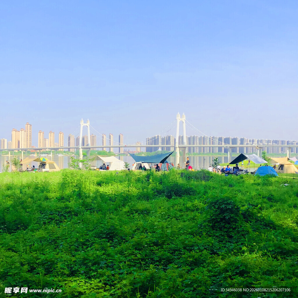 草原上的多彩帐篷与围栏