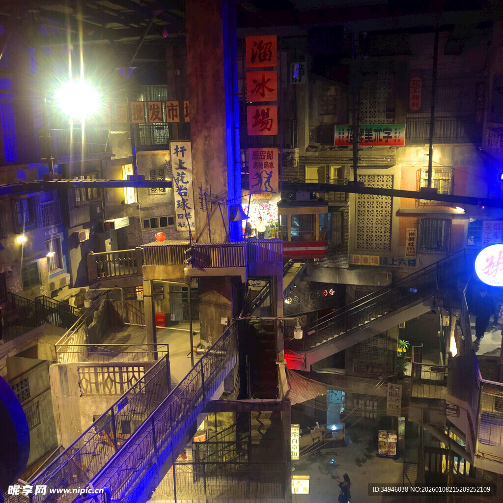 工业风夜景下的繁华城市景象