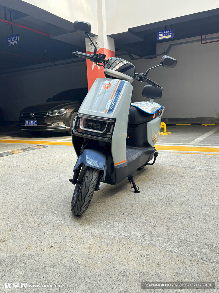 时尚蓝灰电动摩托车展示