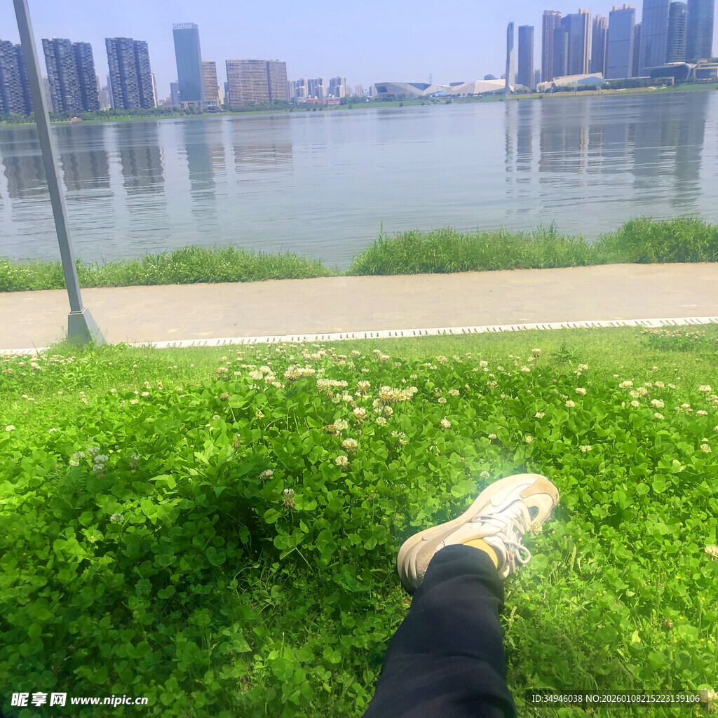 湖畔草地休憩的惬意瞬间