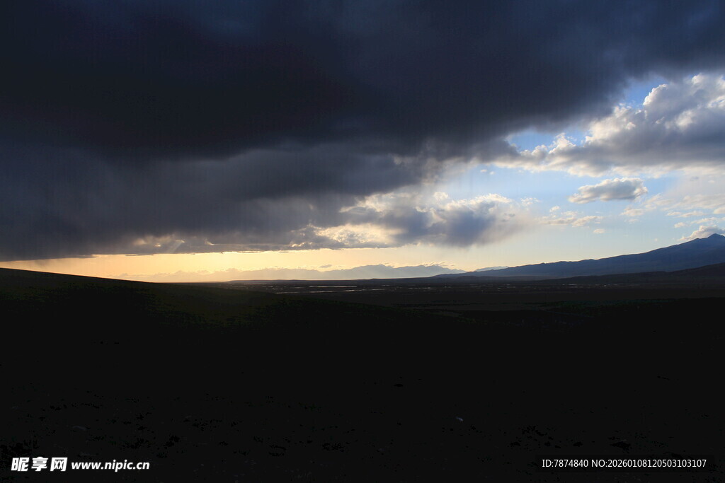 黄昏时分的乌云笼罩山峦