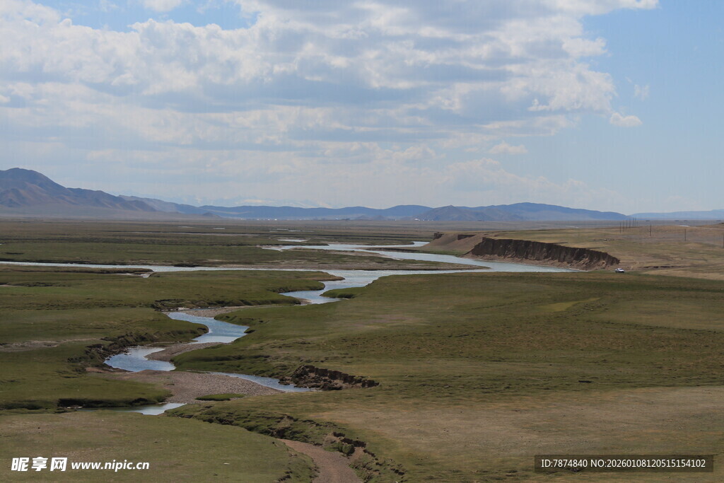 广袤草原间蜿蜒的河流
