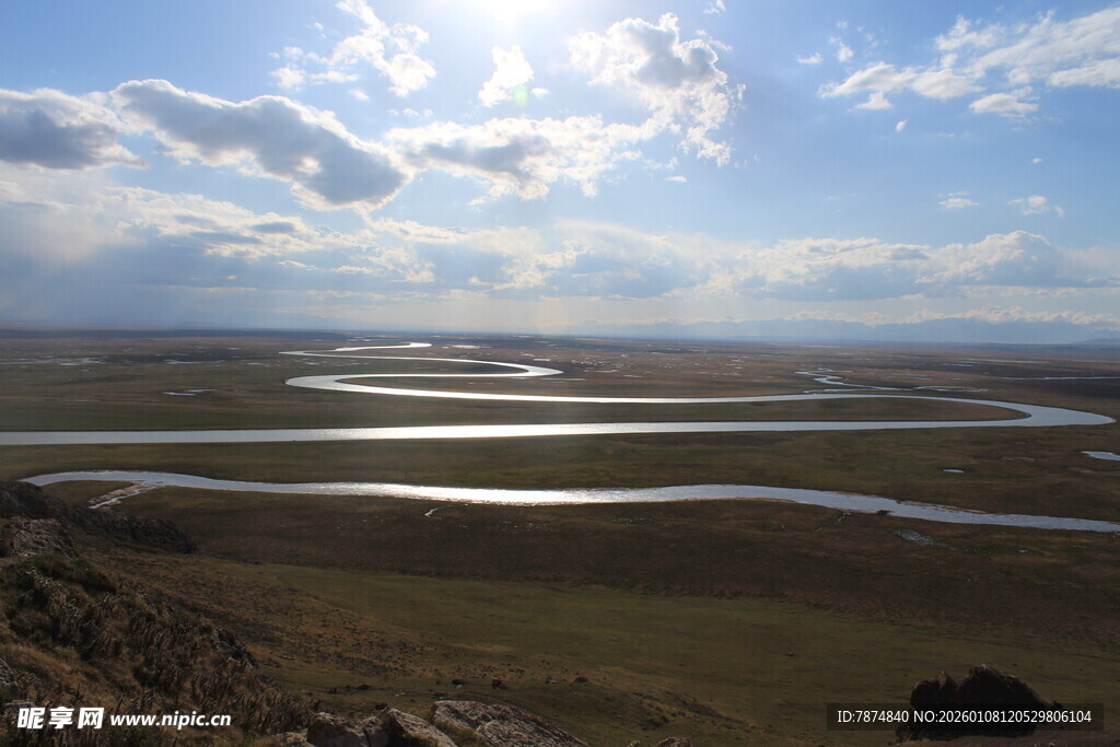 草原蜿蜒河流壮美风光