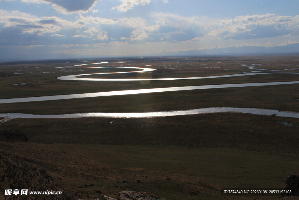 蜿蜒河流的广袤原野风光