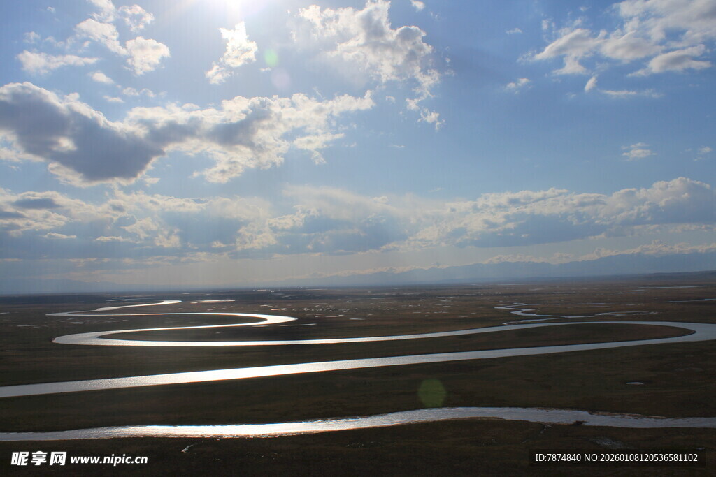草原蜿蜒河流与蓝天白云