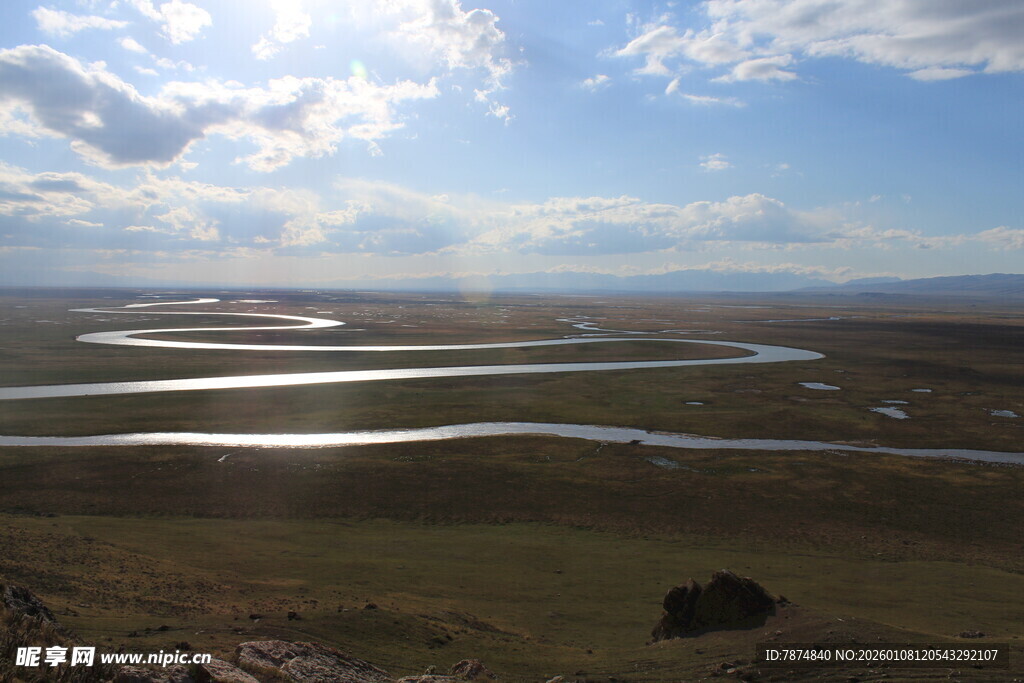 草原蜿蜒河流壮美景观