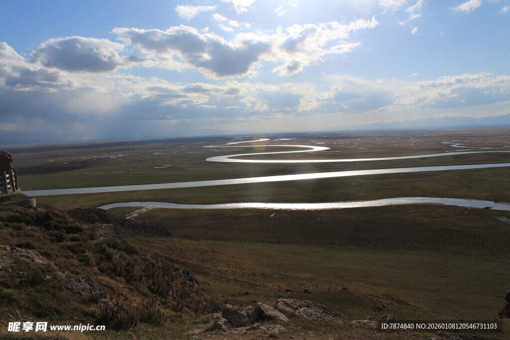 草原蜿蜒河流壮丽风光