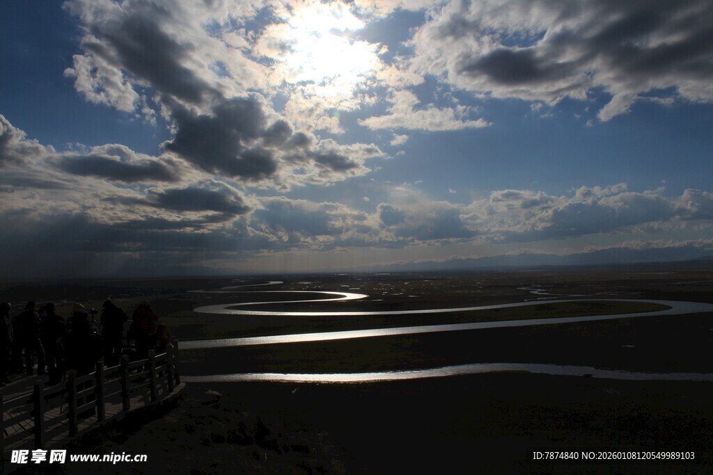 草原河畔的壮丽阳光景致