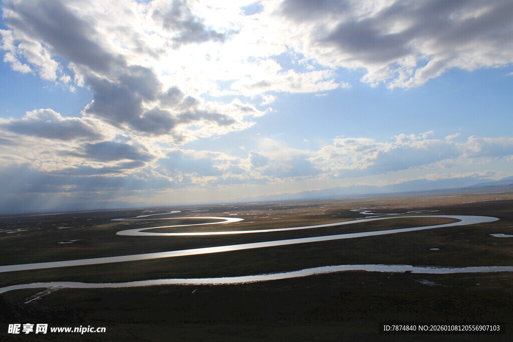 草原河流与蓝天白云美景
