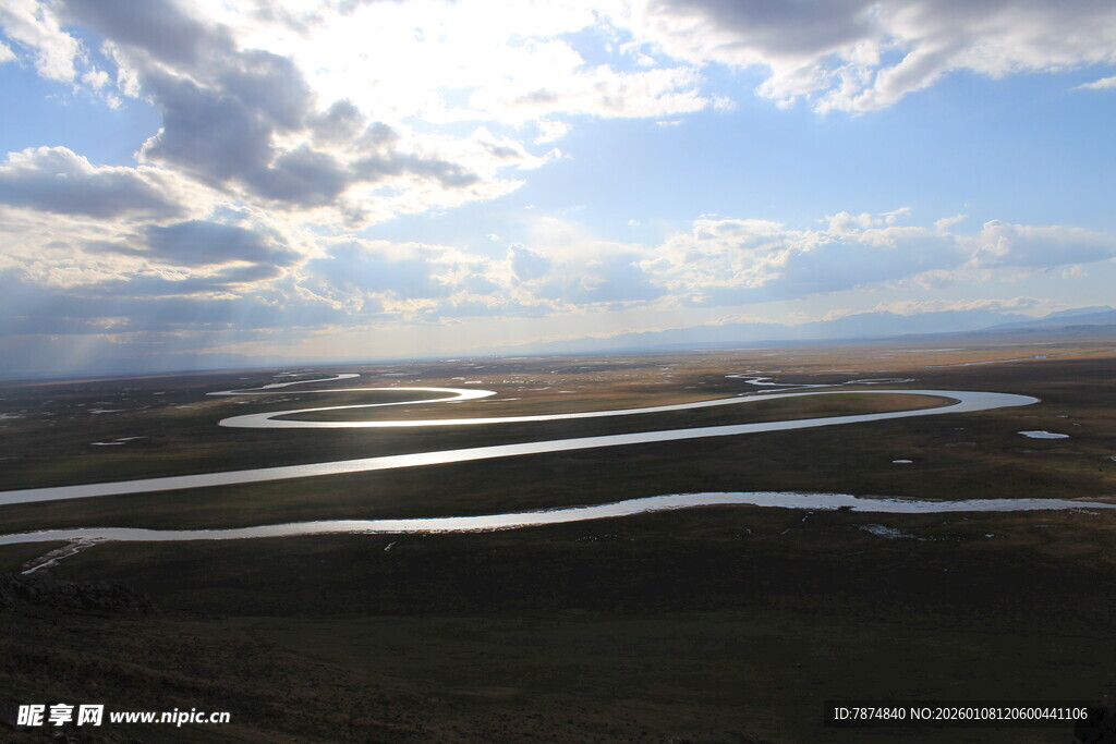 草原蜿蜒河流壮美风光