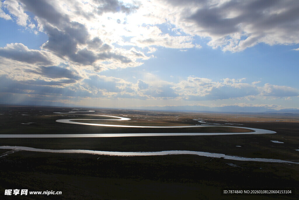 草原蜿蜒河流与蓝天白云