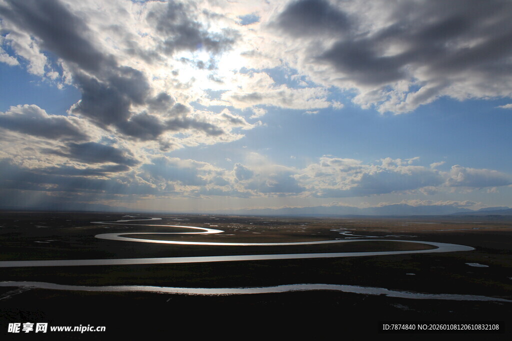 天空下的蜿蜒水域景观