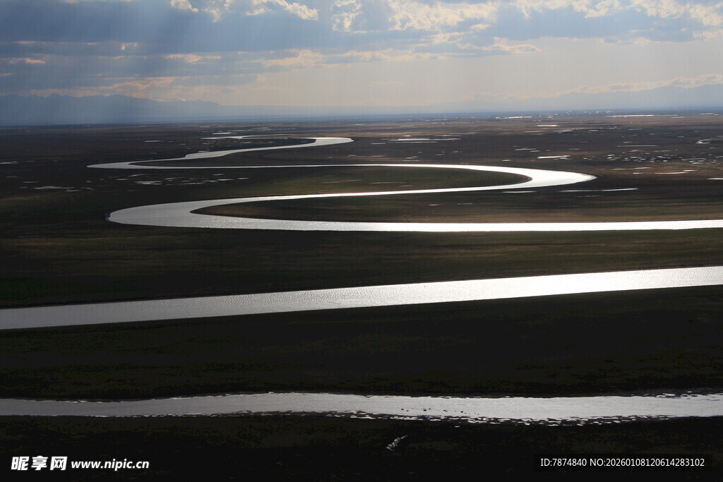 蜿蜒河流的壮美自然景观