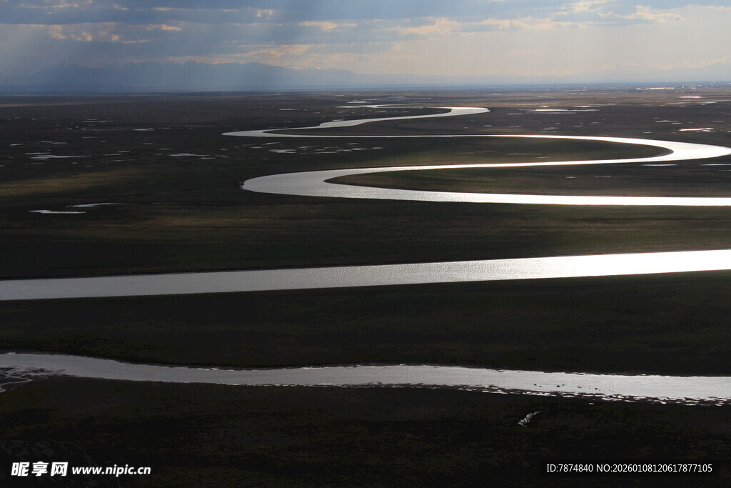 蜿蜒河流的壮美自然景观