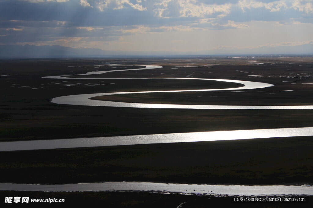 蜿蜒河流的壮丽空中景象