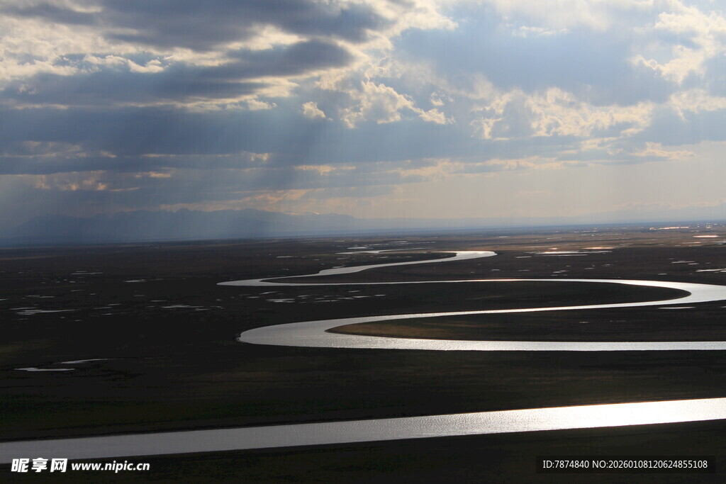 蜿蜒河流与天际光影景观