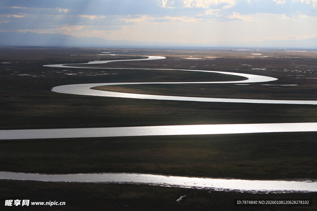 蜿蜒河流的壮丽空中景象